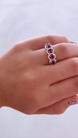 ⁨טבעת שורה עם אבני חן משובצות⁩