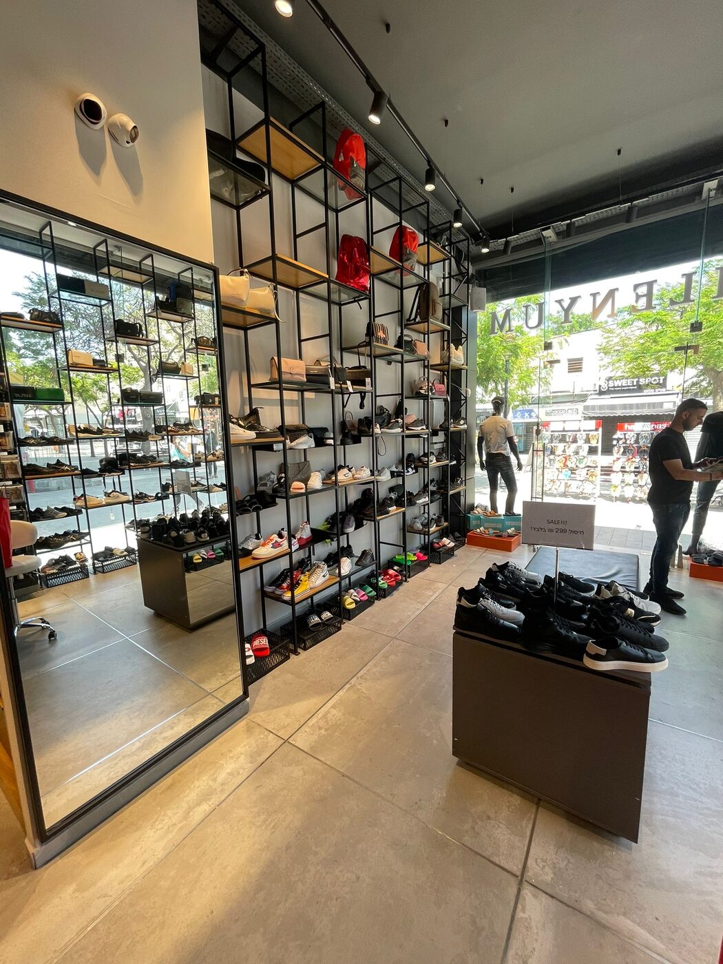 Accessories shelving inside Milenyum store